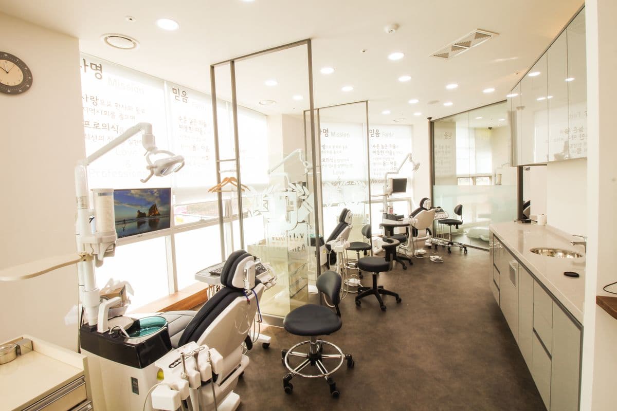 서울본치과 진료실 - 파티션으로 구분된 개별 진료공간