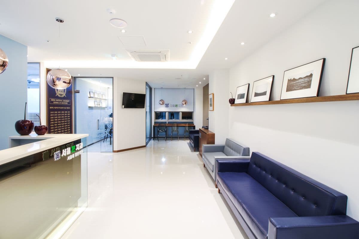 서울본치과 대기실 - 갤러리 같은 편안한 대기공간